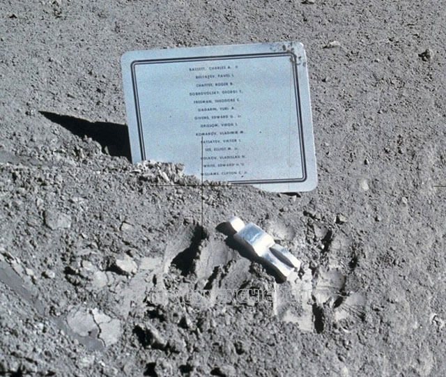 Tấm điêu khắc được để lại trên mặt trăng
