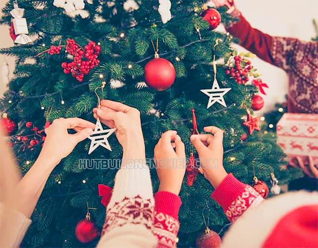 Cả gia đình cùng nhau trang trí cây thông đón Giáng sinh