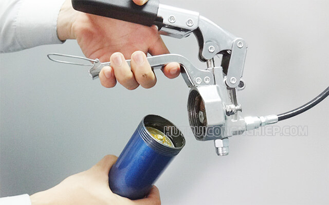 Cách dùng máy bơm mỡ cầm tay mini