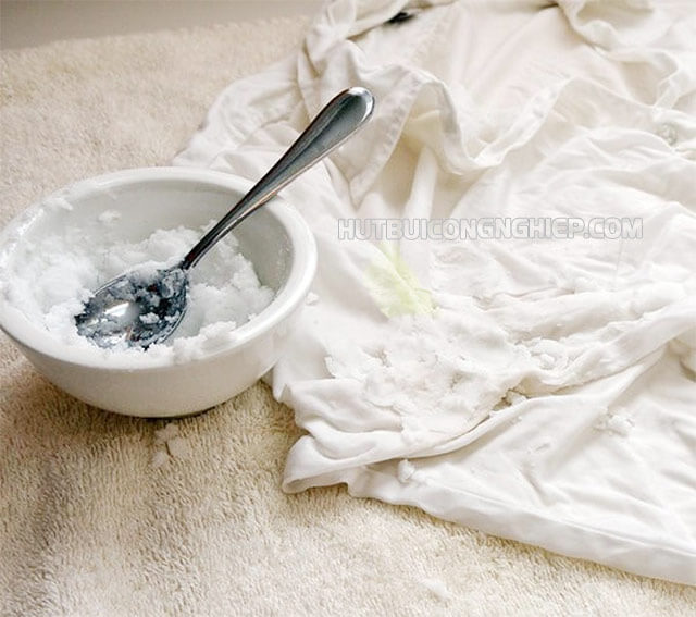 Cách làm sạch vết ố vàng trên áo trắng với giấm và muối