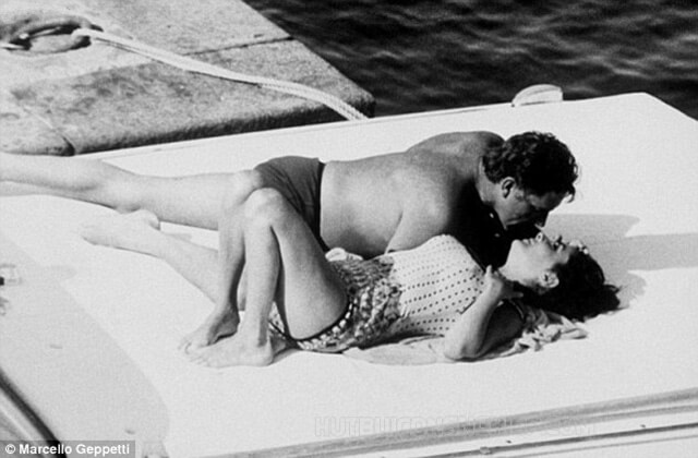Chụp bởi Marcello Geppetti vào tháng 6 năm 1962 khi cặp đôi đang ở trên chiếc thuyền ngoài khơi bờ biển Ischia ở Vịnh Naples
