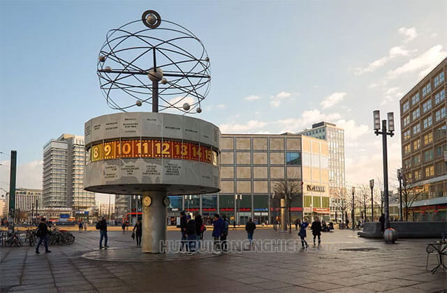 Đồng hồ Thế giới ở Berlin hiển thị thời gian ở 148 thành phố trên khắp thế giới, tất cả đều được đồng bộ hóa với UTC